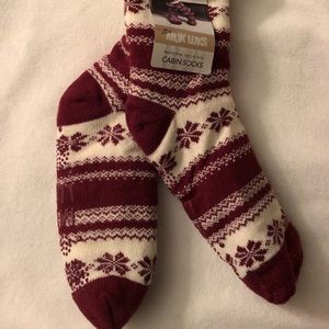 Muk Luks cabin socks NWT red and white l/xl